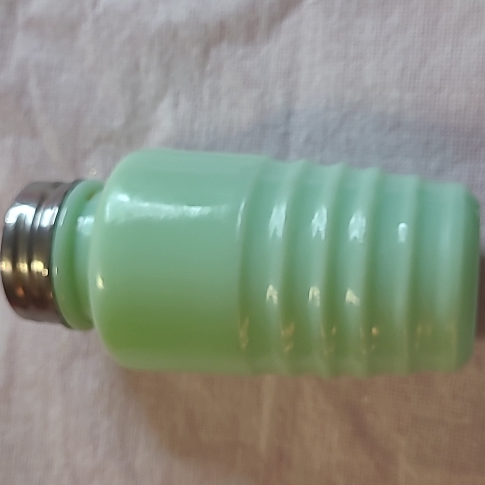 Jeanette Jade-ite Salt Shaker only Glass in great condition, one ding on lid pic